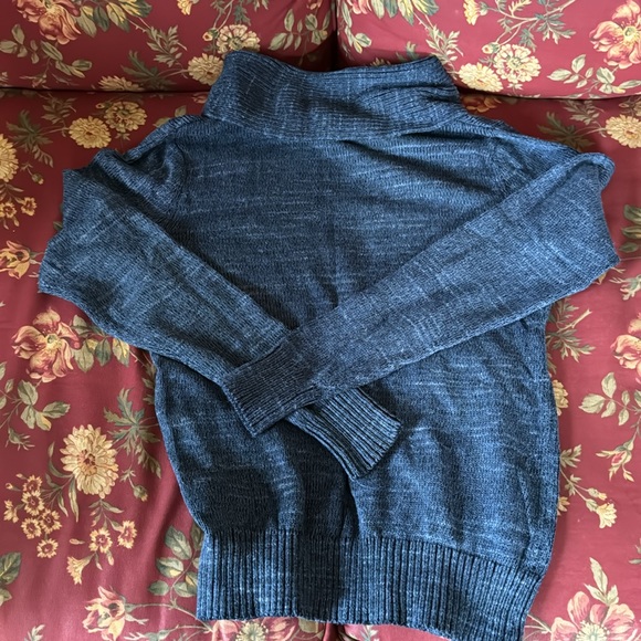 Beautiful blue sweeter by Urban Pipeline - Picture 3 of 3